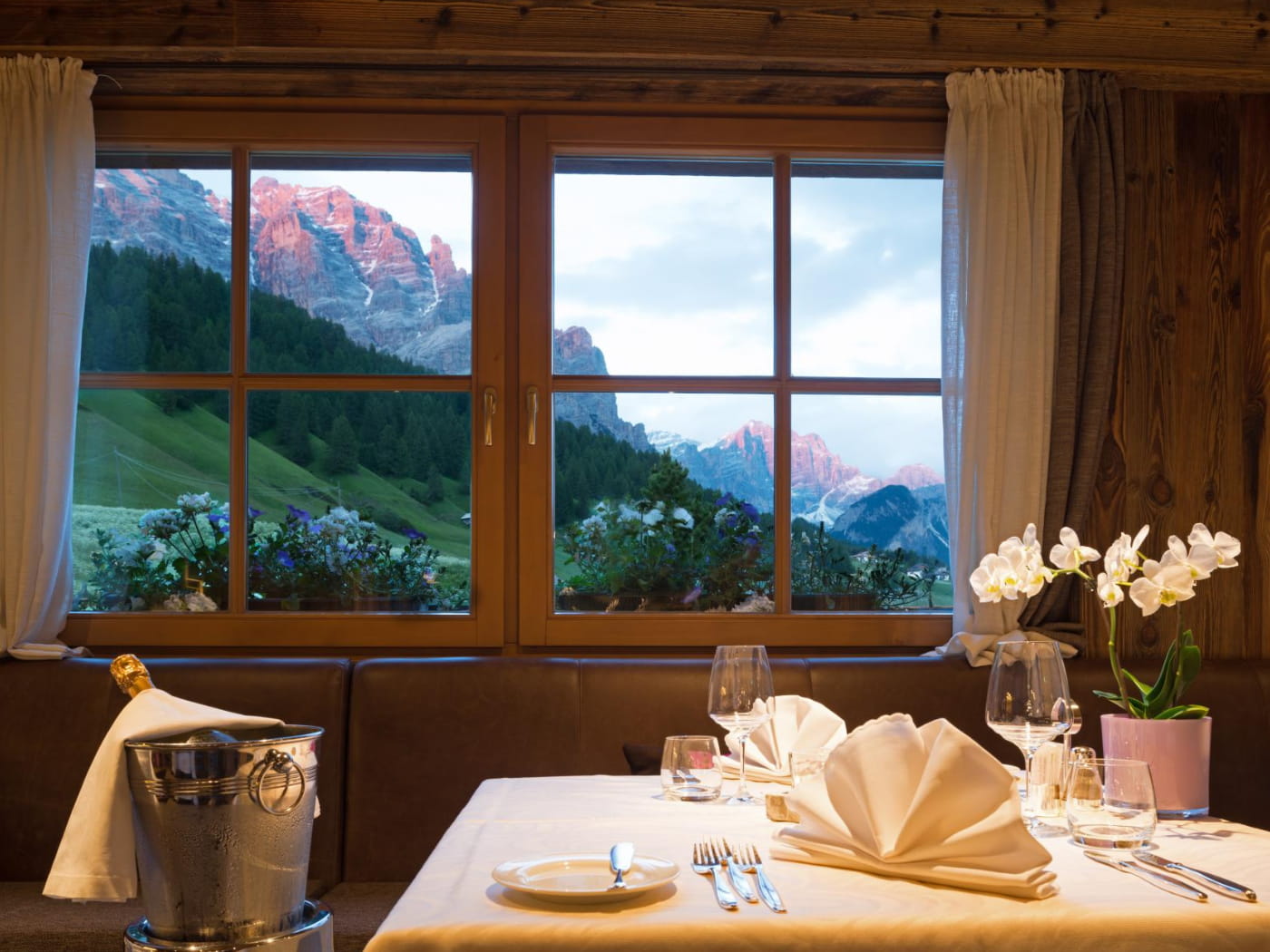 Tavolo per due con vista Dolomiti, Wellness Hotel Fanes