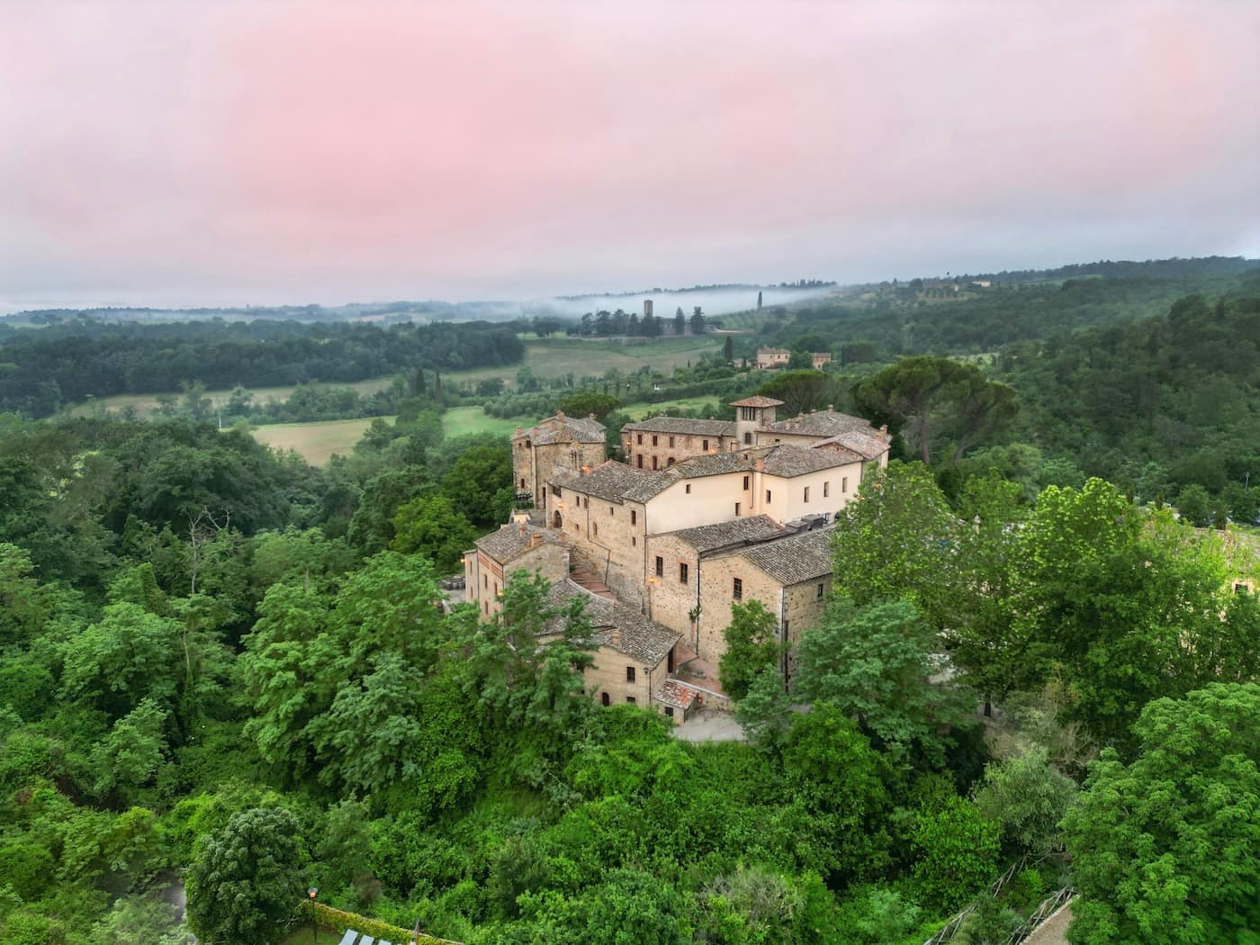 Veduta dall'alto del borgo che ospita Castel Monastero