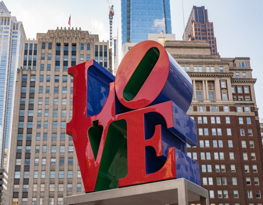 Il Love Park a Philadelphia con la sua celebre scultura. Foto di Kyle Huff