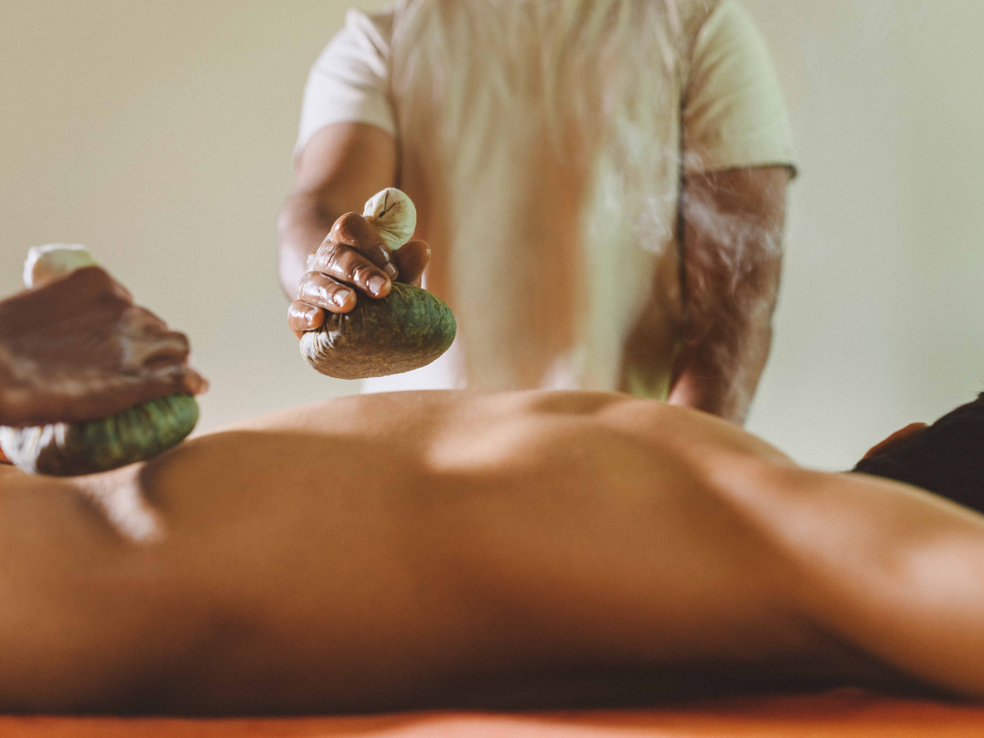 Benessere maschile: un trattamento tradizionale ayurvedico con impacchi di erbe al Six Senses Vana, in India