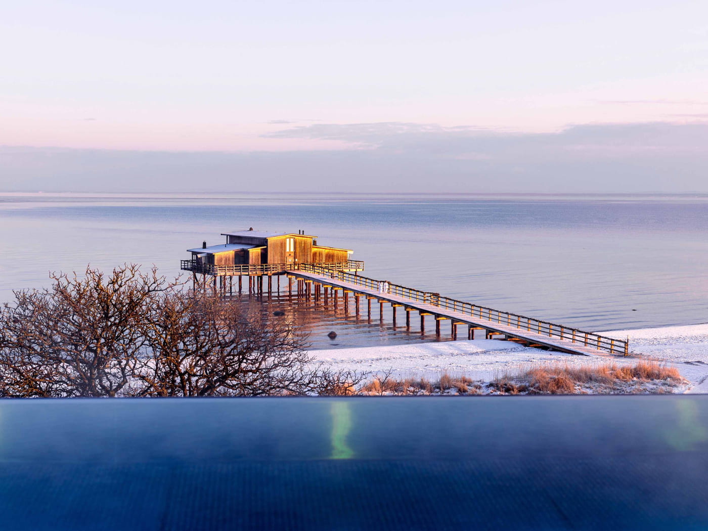 Il molo dell’Hotel Skansen si estende sulla baia di Laholmsbukten.
