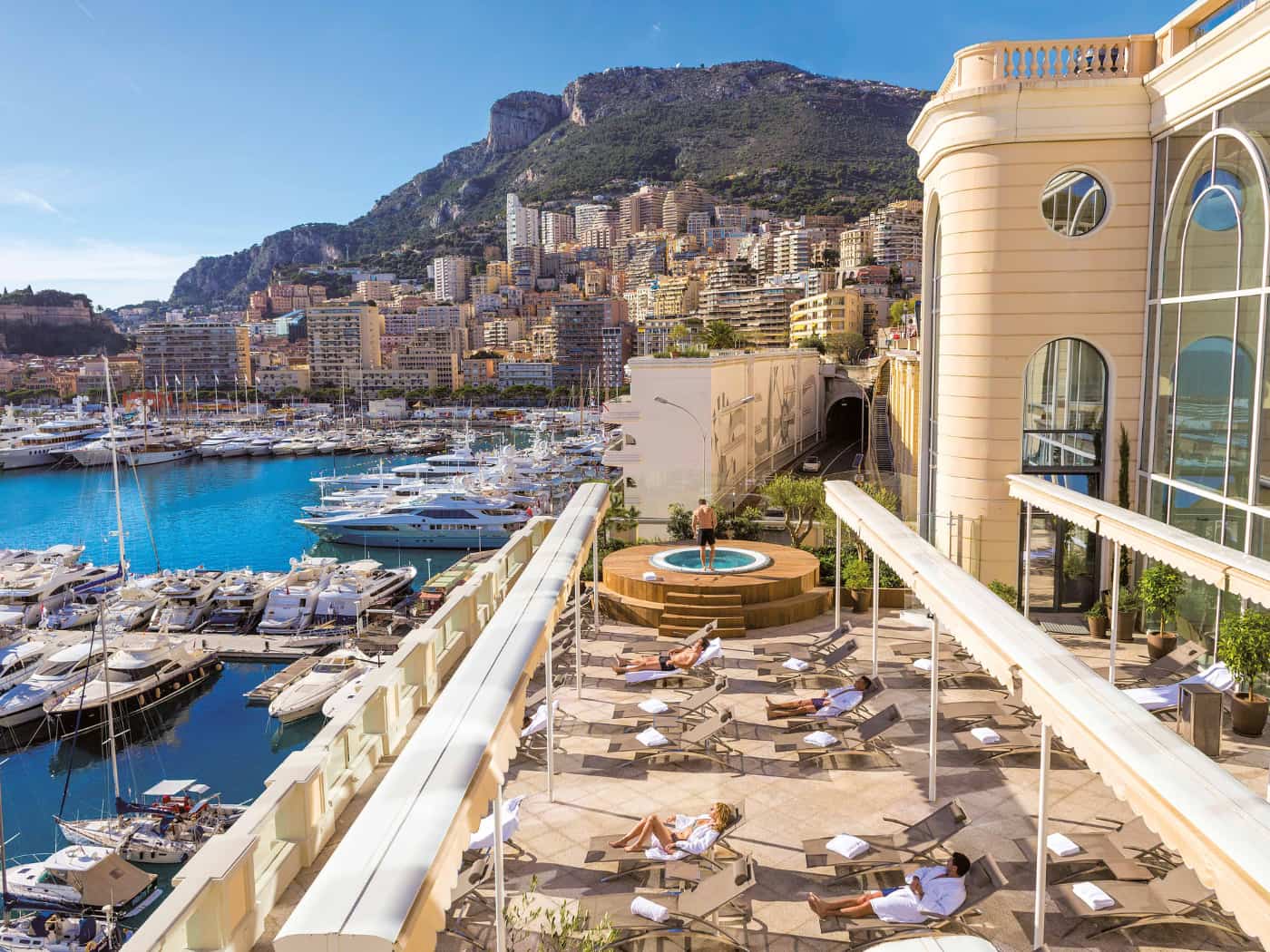Il solarium delle Thermes Marins Monte-Carlo, affacciate sul porto Hercule, con vasca idromassaggio