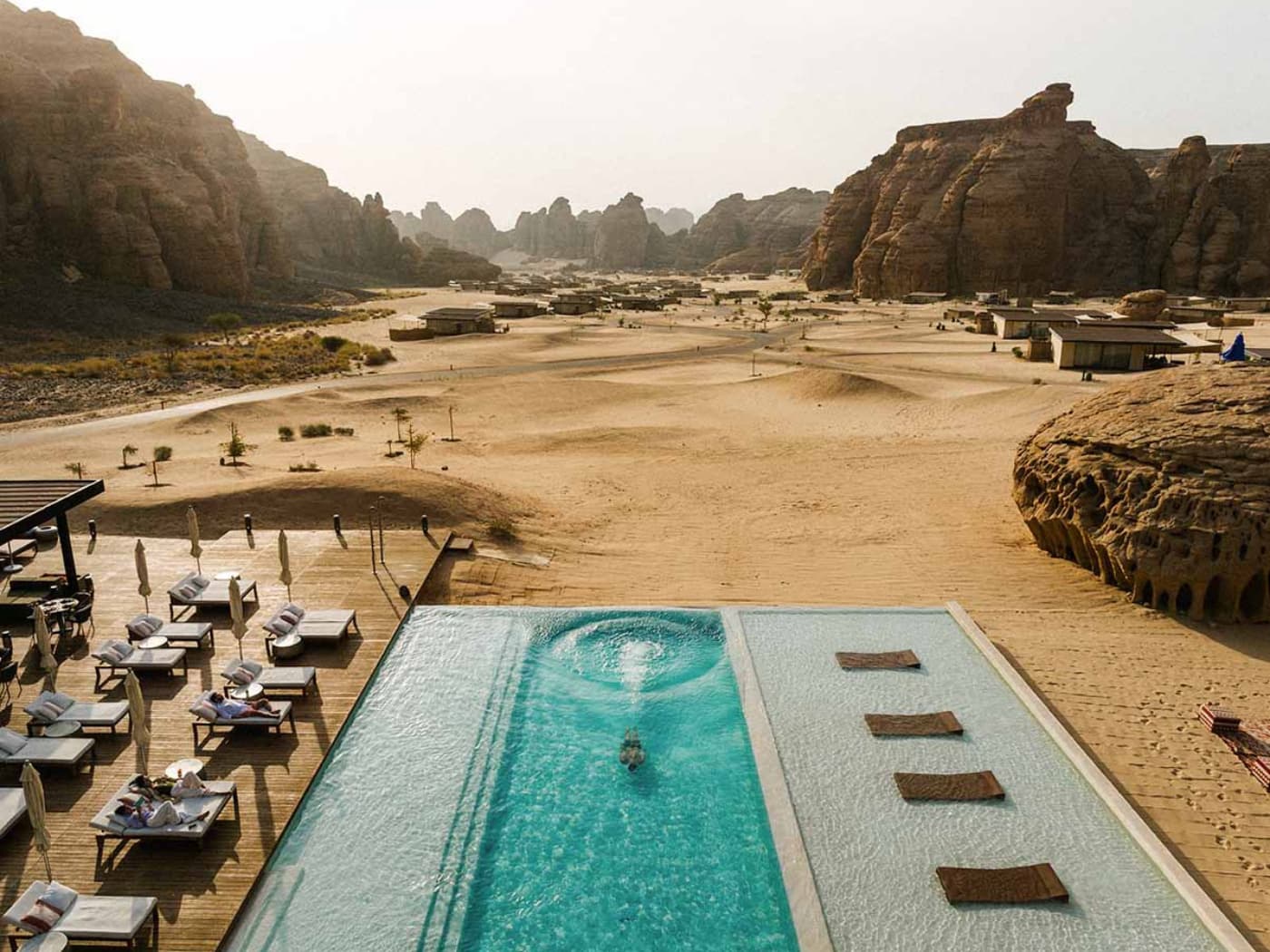 La grande piscina del Our Habitas AlUla, resort realizzato tra le distese di terra rossa e le gole della Valle dell’Ashar, in Arabia Saudita.