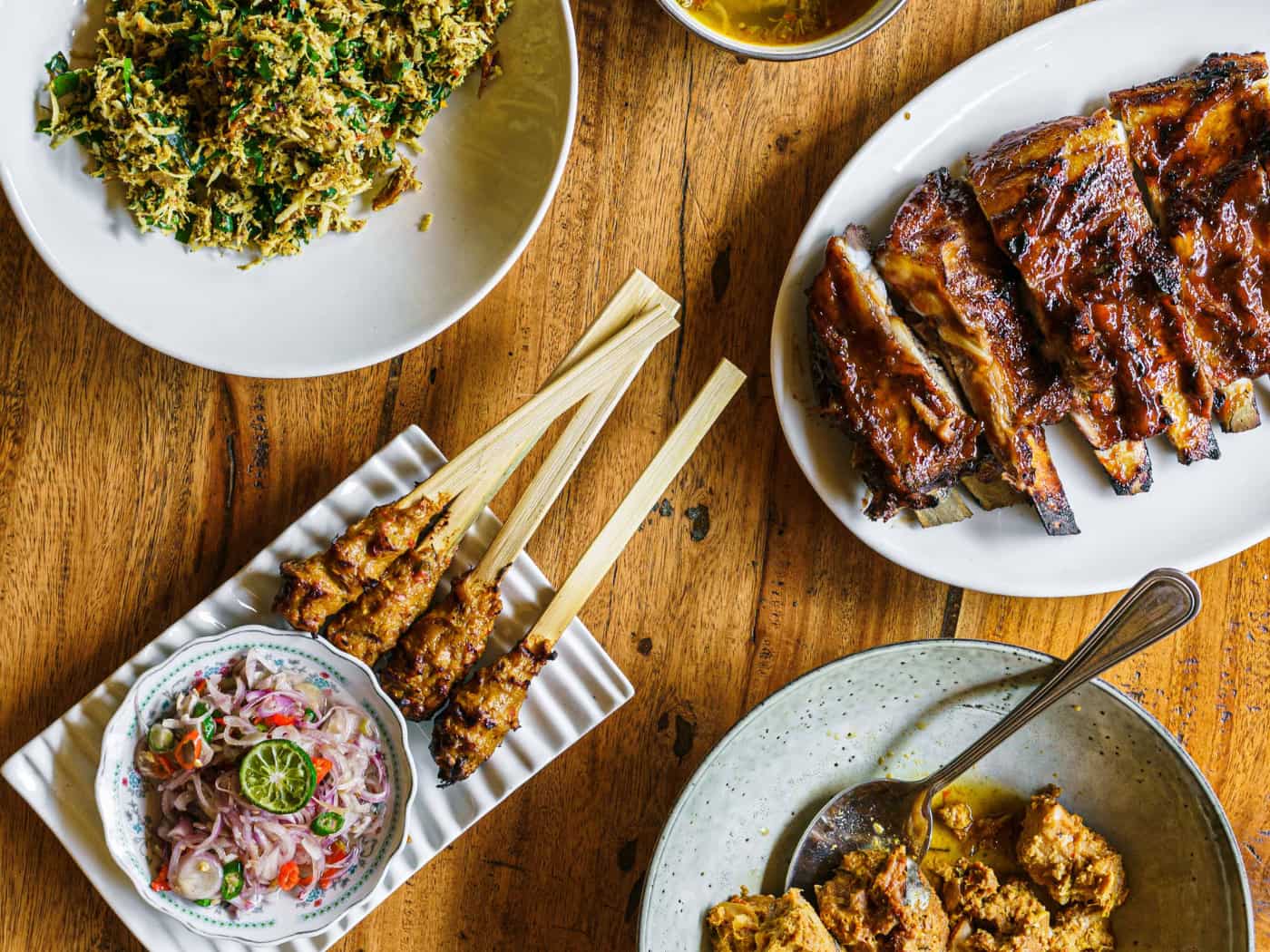 Alcune specialità del Daput Bali Mula, tra cui lawar e sate lilit.