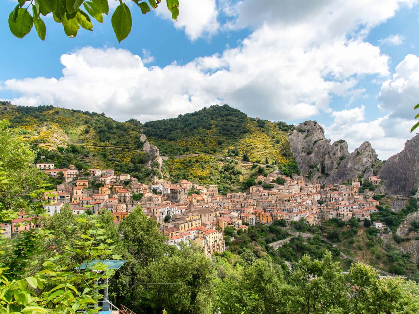 Veduta di Castelmezzano, uno dei tesori della Basilicata e considerato tra i borghi più belli d’Italia