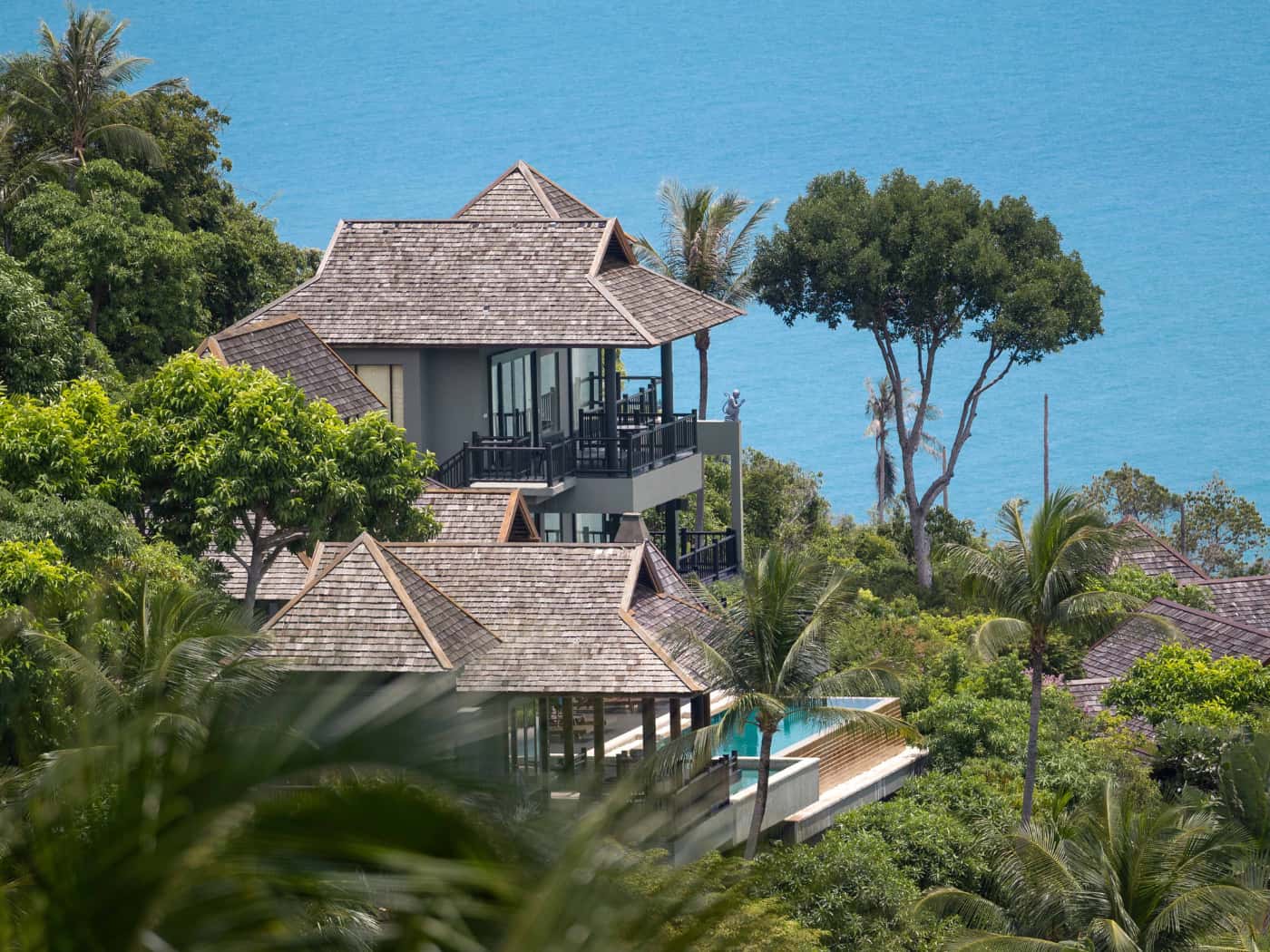 Una villa a due piani, completa di piscina privata a sfioro, al Four Seasons Resort di Koh Samui