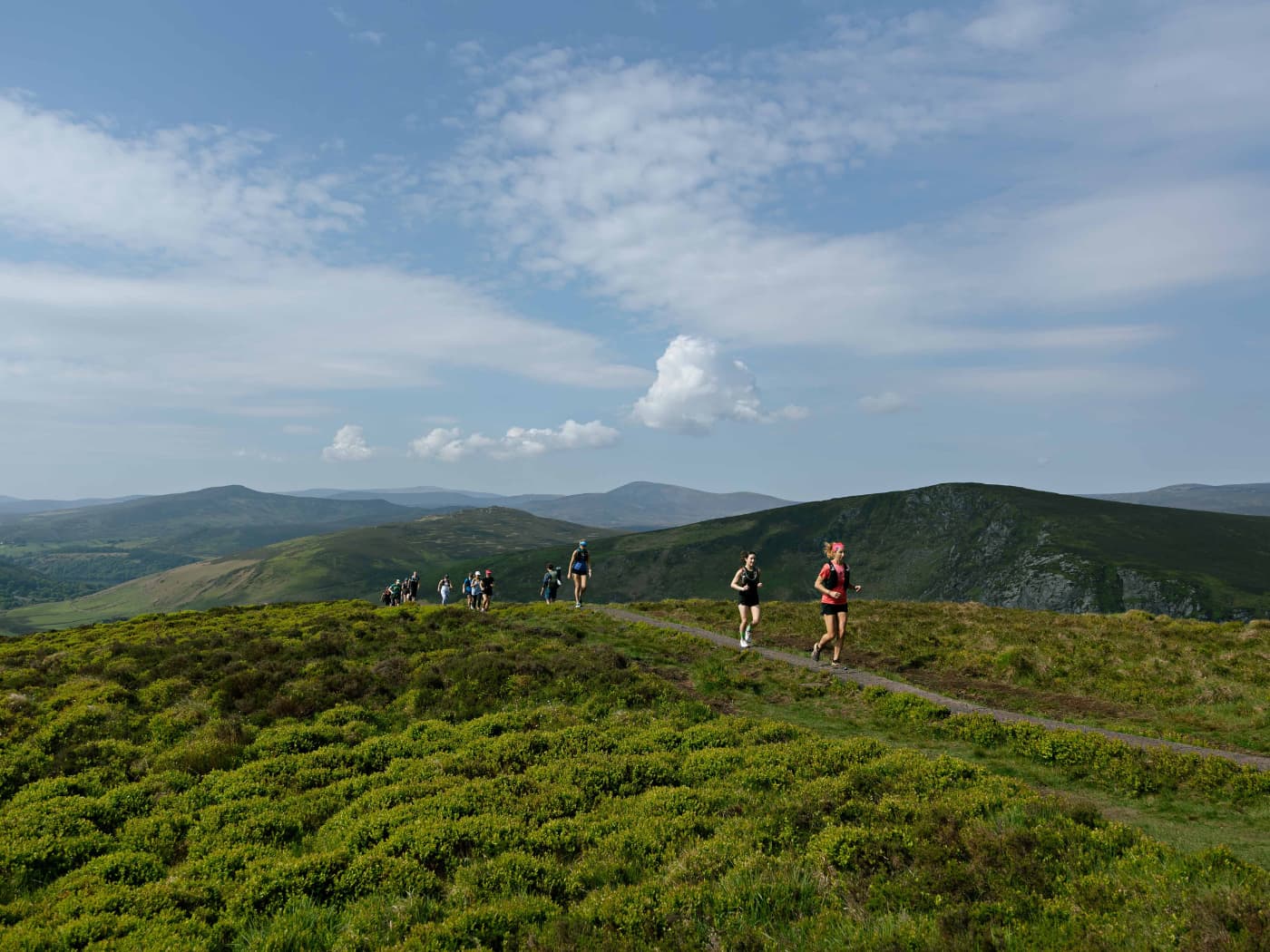 L’autrice, seconda da destra, tra le Wicklow Mountains in Irlanda con il suo gruppo di Run Wild Retreats.