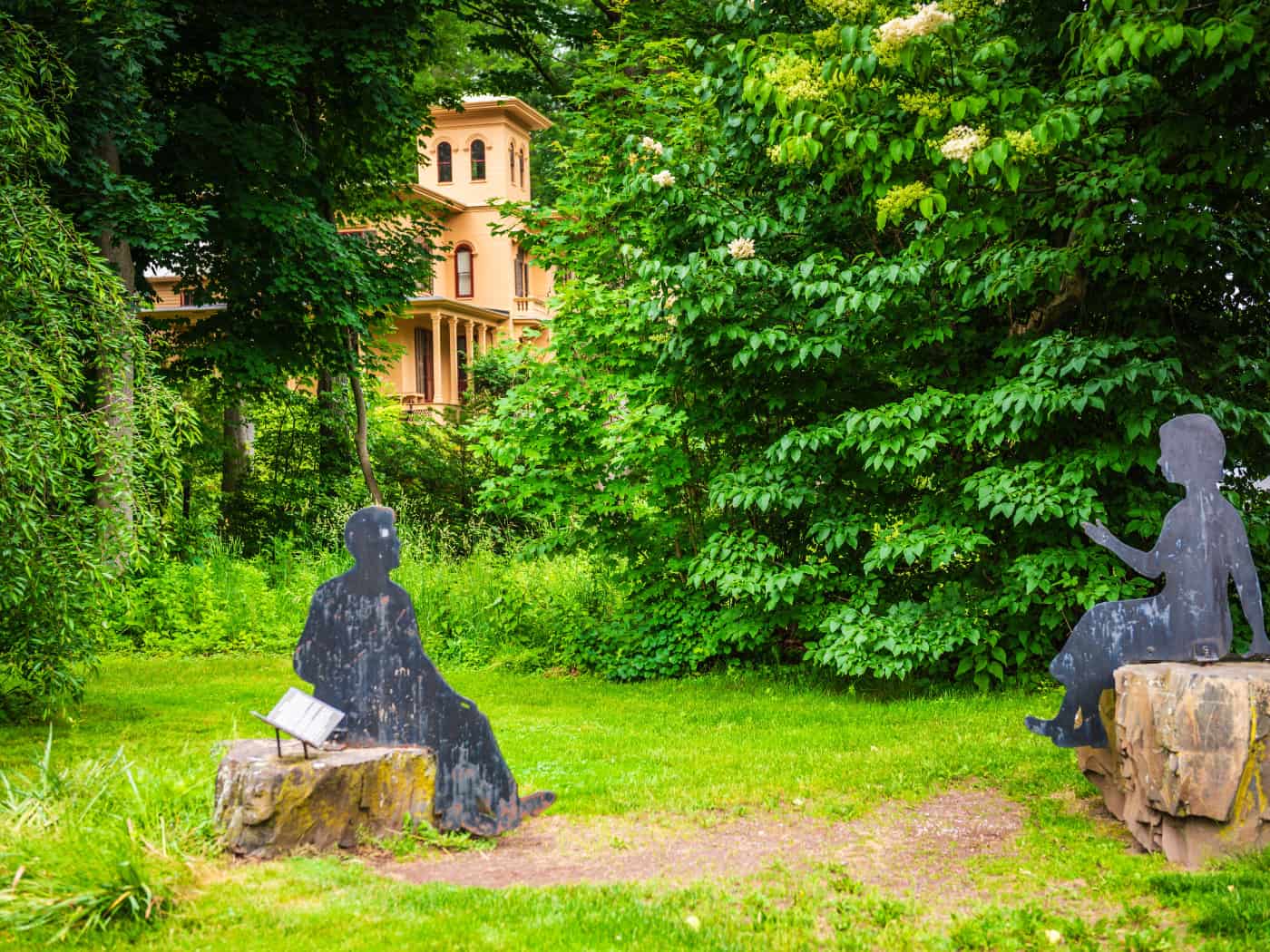 Silhouette nel giardino dell'Emily Dickinson Museum