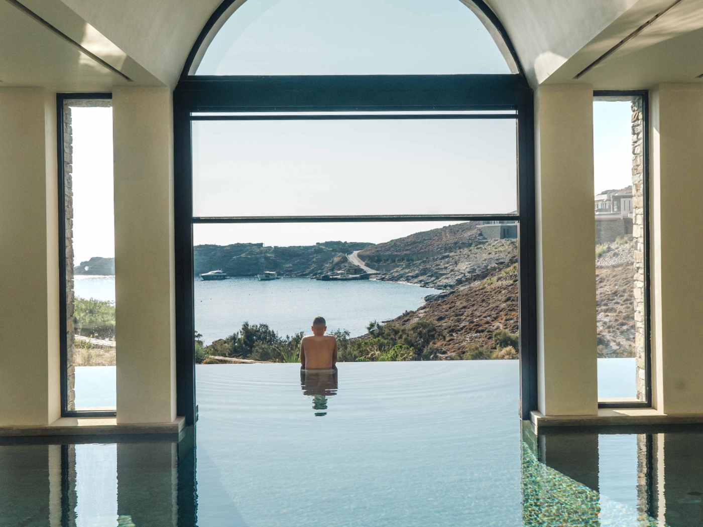 La piscina termale del One&Only Kéa Island, esclusivo resort nelle Cicladi