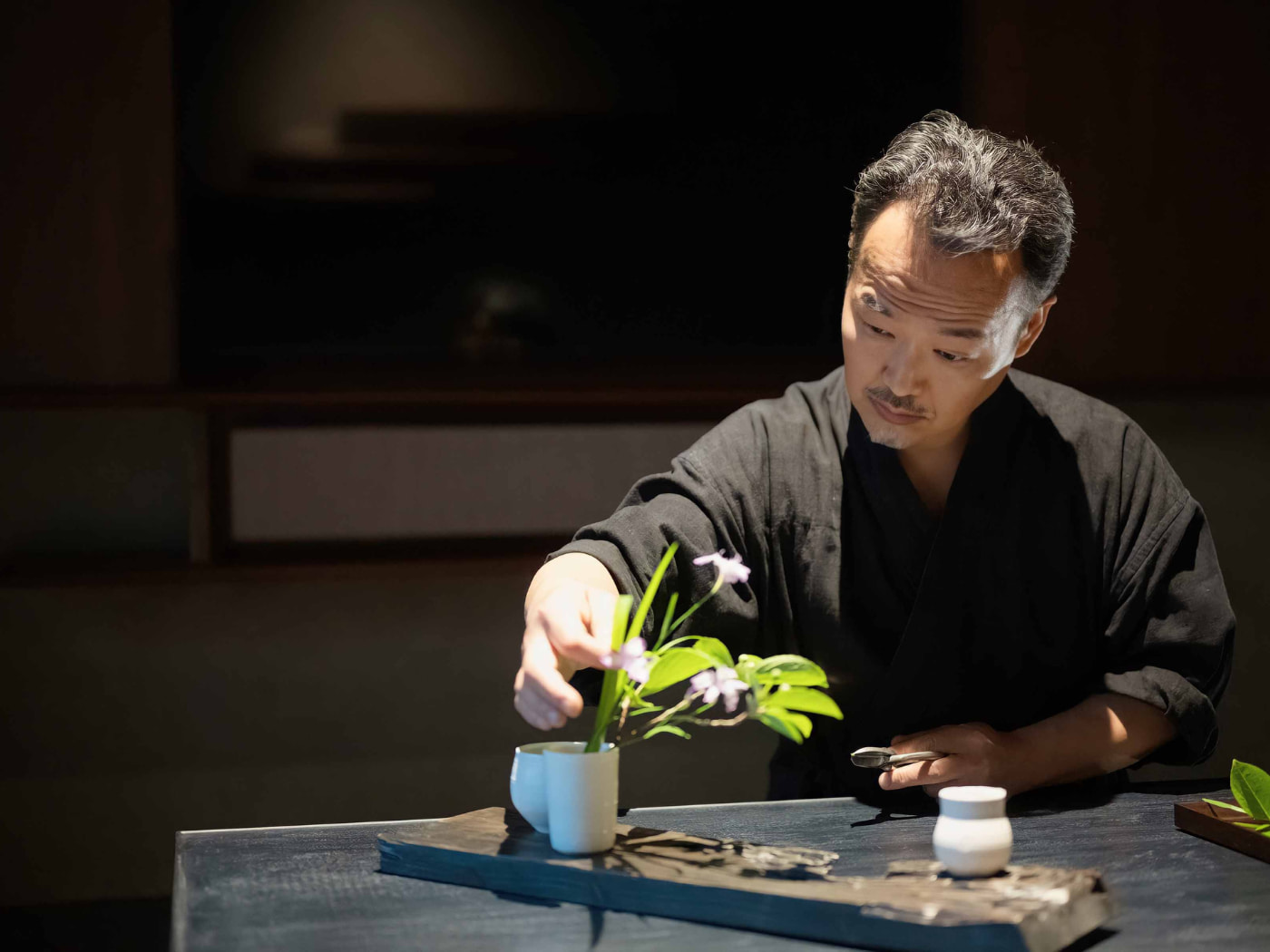 Lo chef Yoshinori Ishii, che guida il progetto, intento a realizzare una composizione di Ikebana