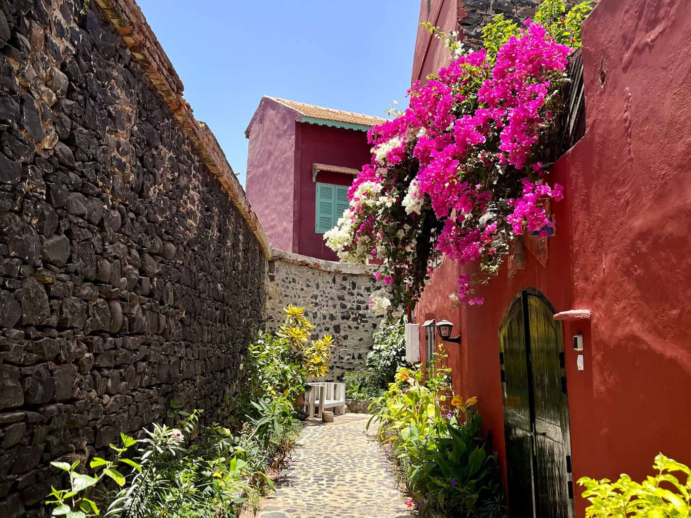 Una colorata viuzza dell’isola di Gorée