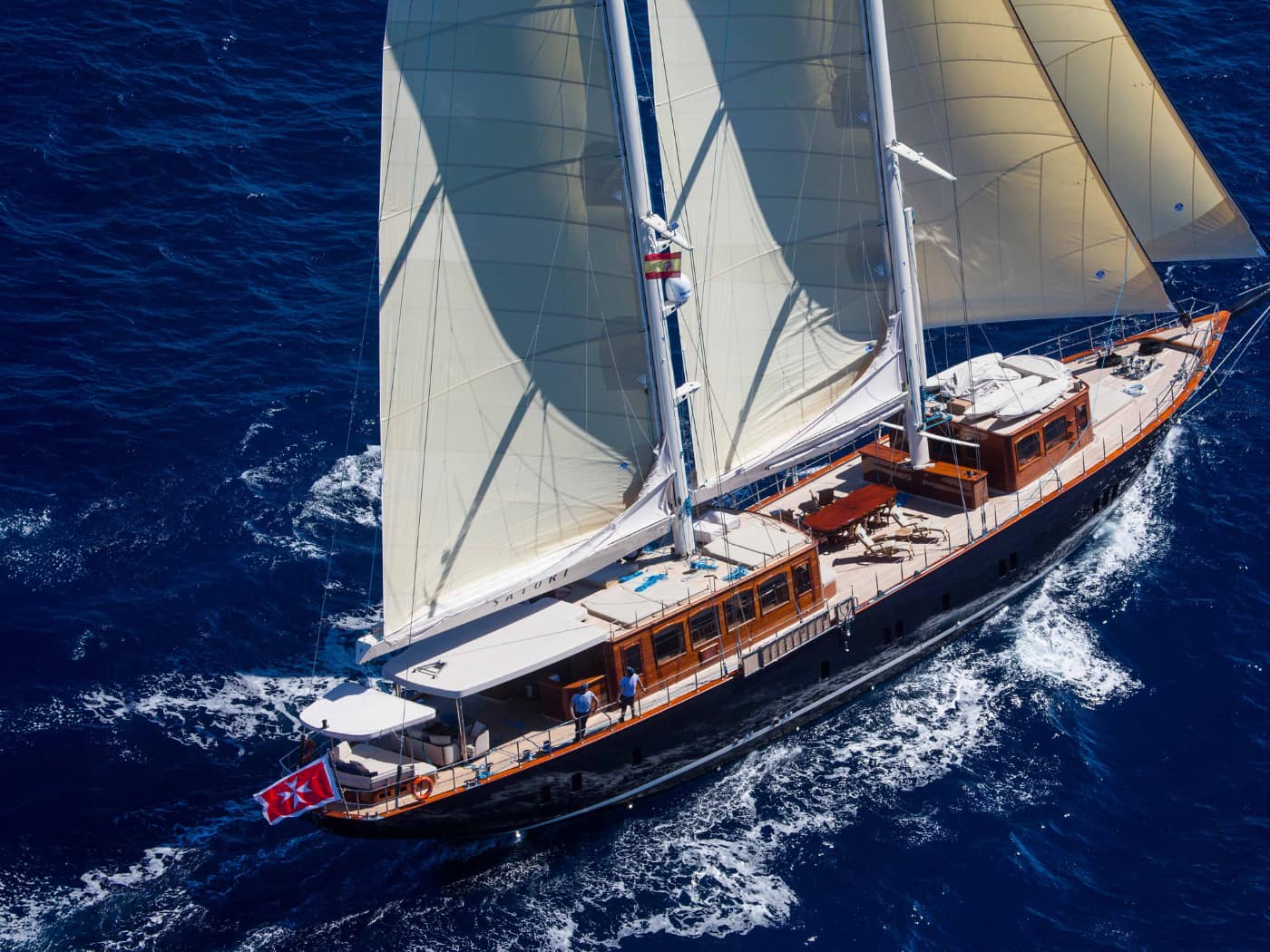 Satori, il veliero di Borgo Santo Pietro, è lungo 42 metri e può ospitare fino a 10 persone, equipaggio escluso. Foto di Stuart Pearce