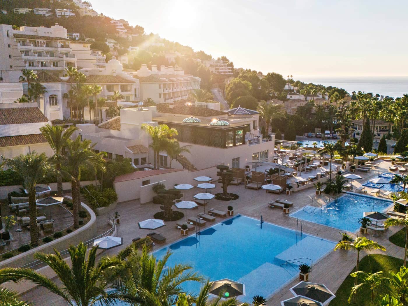 Vista aerea sulle piscine esterne di ZEM Wellness Clinic Altea