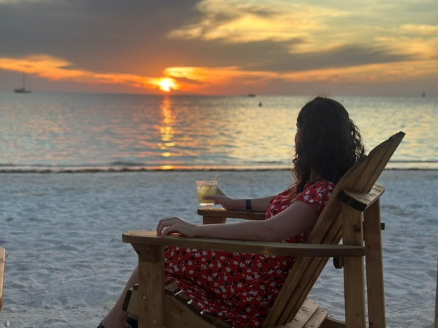 Un cocktail al tramonto sulla spiaggia di Eagle Beach ad Aruba. Foto di Andrea Martina Di Lena