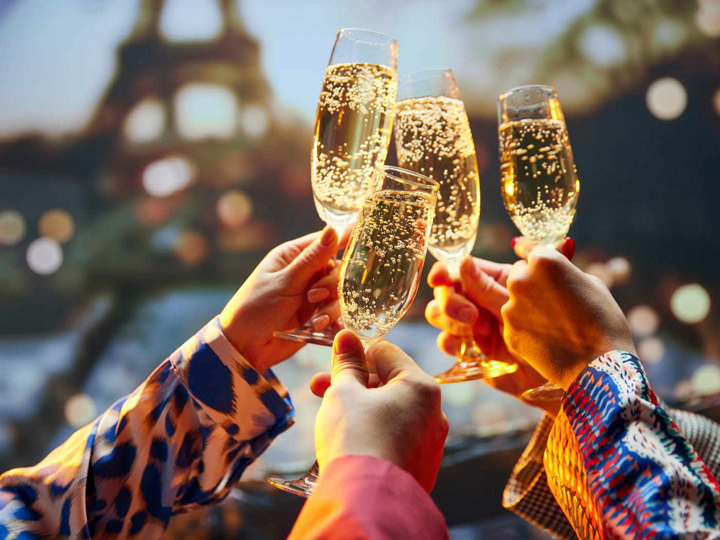 Parigi, brindisi. Foto di Anton Vierietin/Shutterstock