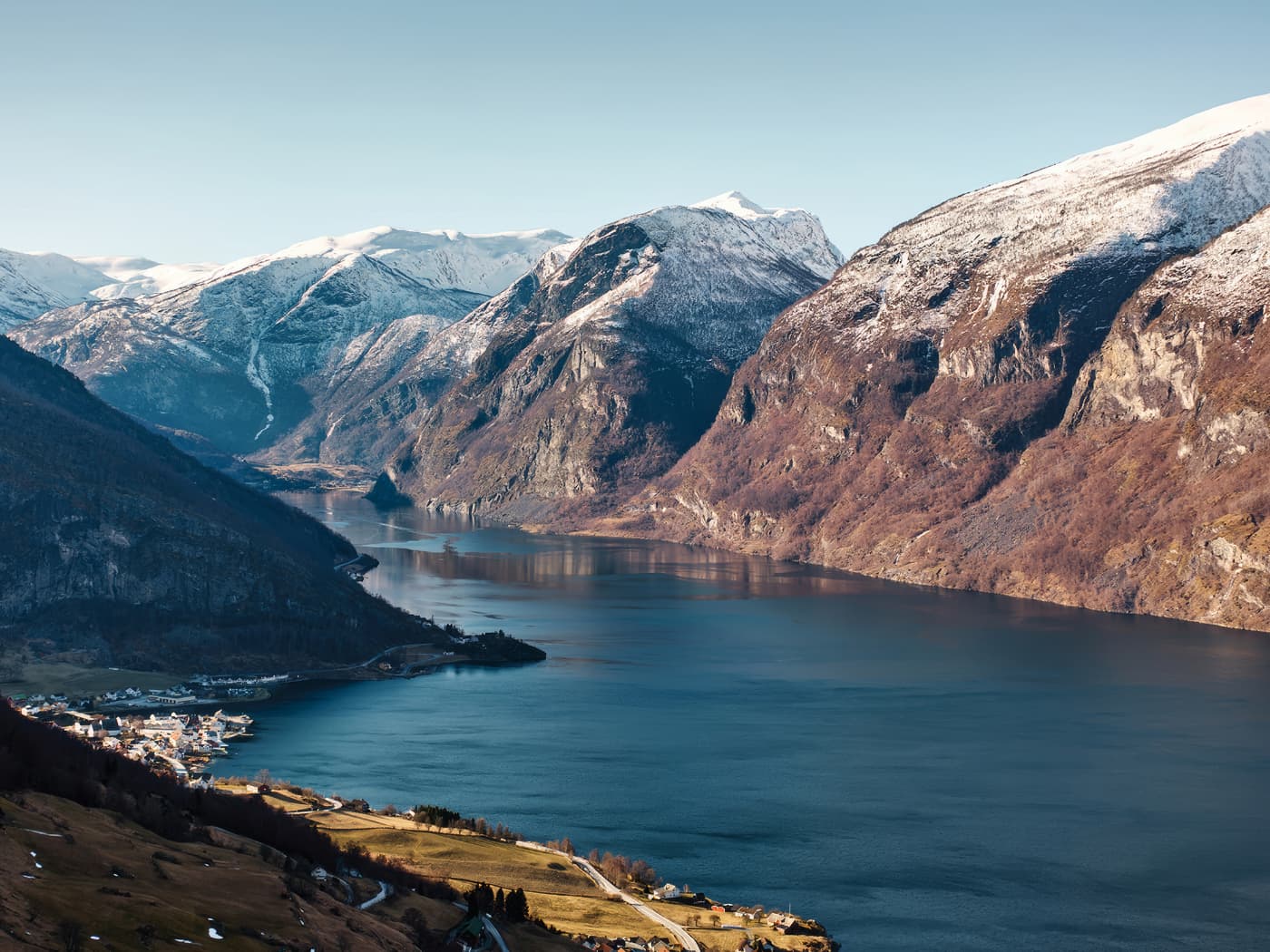 L’Aurlandsfjord, un fiordo lungo circa 20 chilometri sulla costa occidentale della Norvegia.