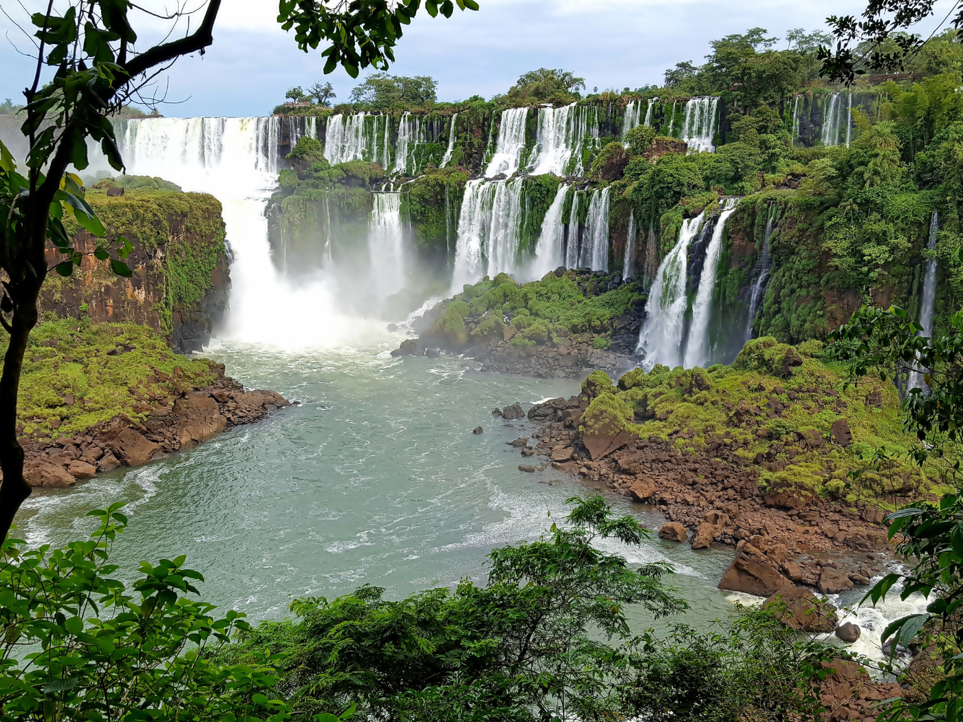 Cascate Iguazu circondate da Iguazú National Park