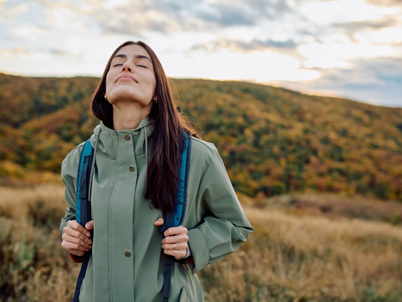 Donna su un sentiero di montagna durante un'escursione