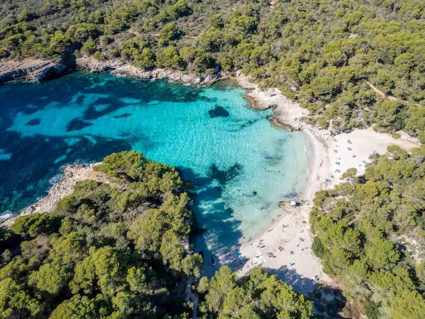 Minorca, tra sentieri costieri e calette selvagge