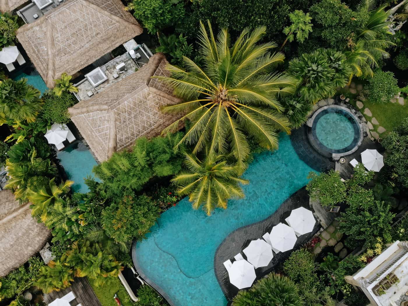 Vista aerea di un hotel di lusso nella foresta a Ubud, Bali.