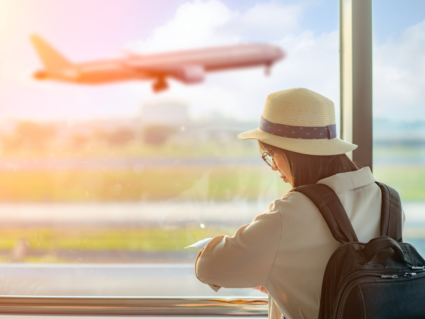 Una passeggera nella sala d’attesa dell’aeroporto.