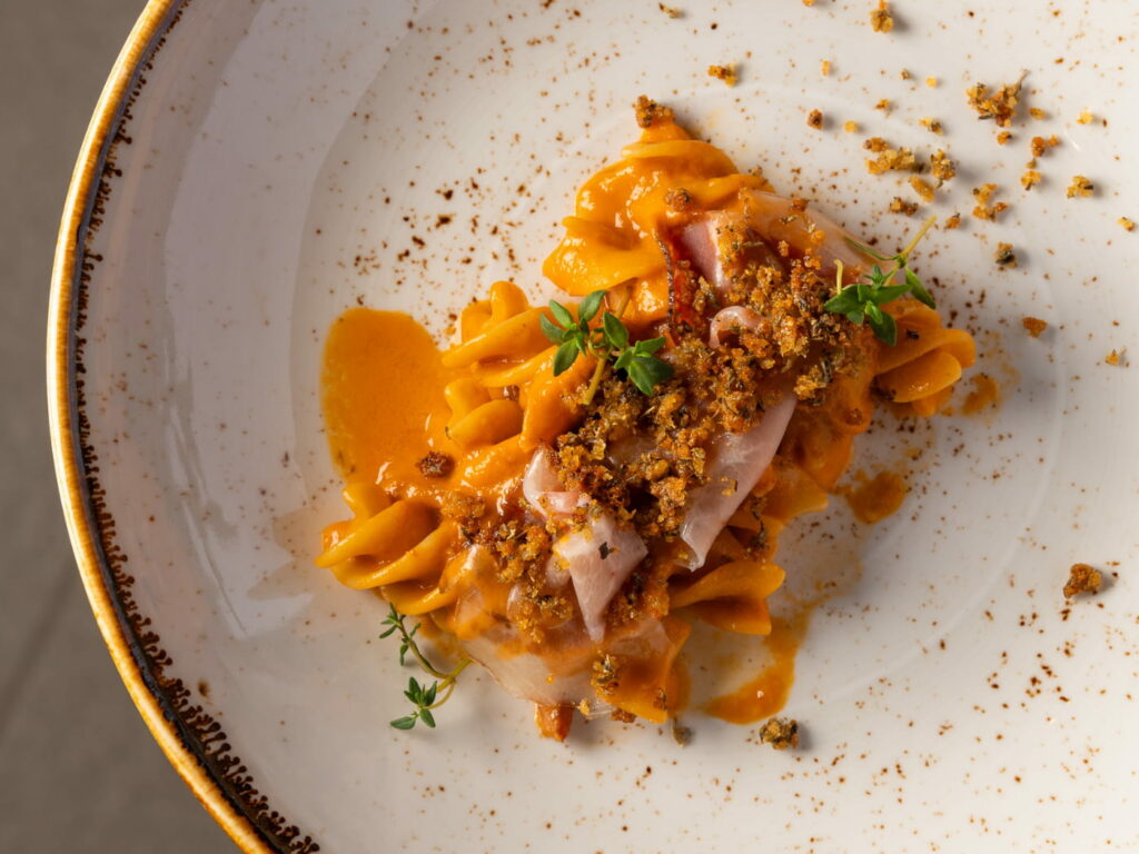 Fusillone con crema di peperone arrosto, guanciale, crumble all’origano selvatico a Il Mantineo