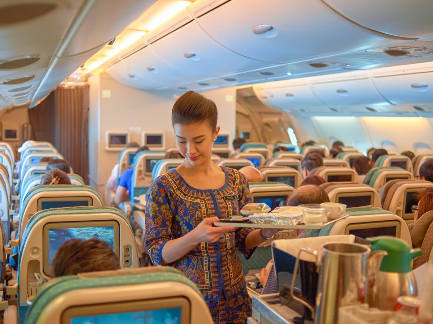 Servizio a bordo Singapore Airlines Airbus A380. Foto di Sorbis/Shutterstock