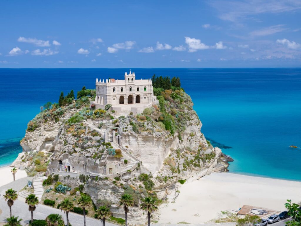 Chiesa di Santa Maria dell'Isola, Tropea. Foto di Aliaksandr Antanovich/Shutterstock