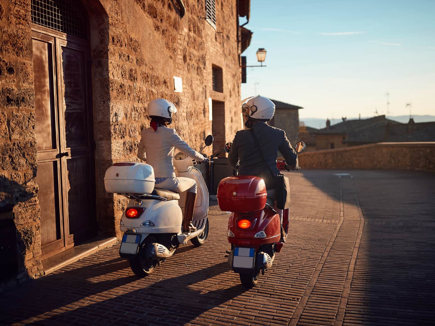 Tour in vespa. Foto di Lucky Business/Shutterstock