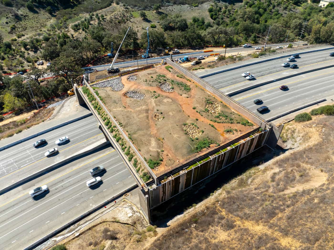 Ripresa aerea del Wallis Annenberg Wildlife Crossing a Liberty Canyon, un ponte di attraversamento per la fauna in costruzione