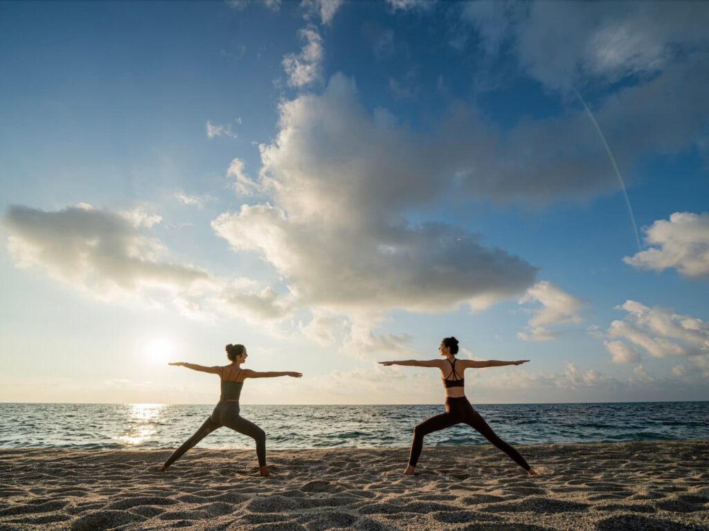 Lezioni di yoga in spiaggia al Capovaticano Resort Thalasso Spa