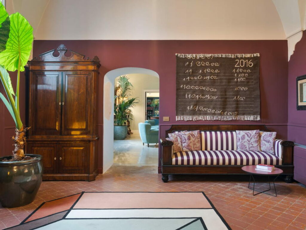 Uno dei salotti interni di Palazzo Musmeci, con opera della serie Compito di Andrian Paci. Foto di Alfio Garozzo