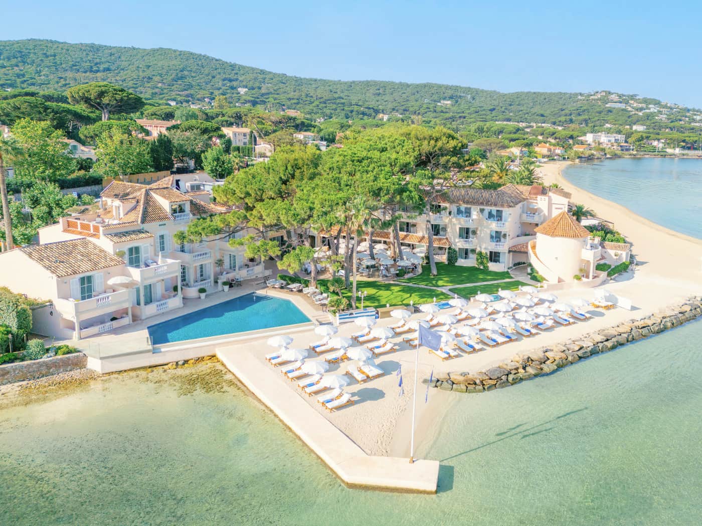 Veduta di Cheval Blanc St-Tropez con la pineta, la piscina e la spiaggia privata. Foto di Oliver Fly Photography