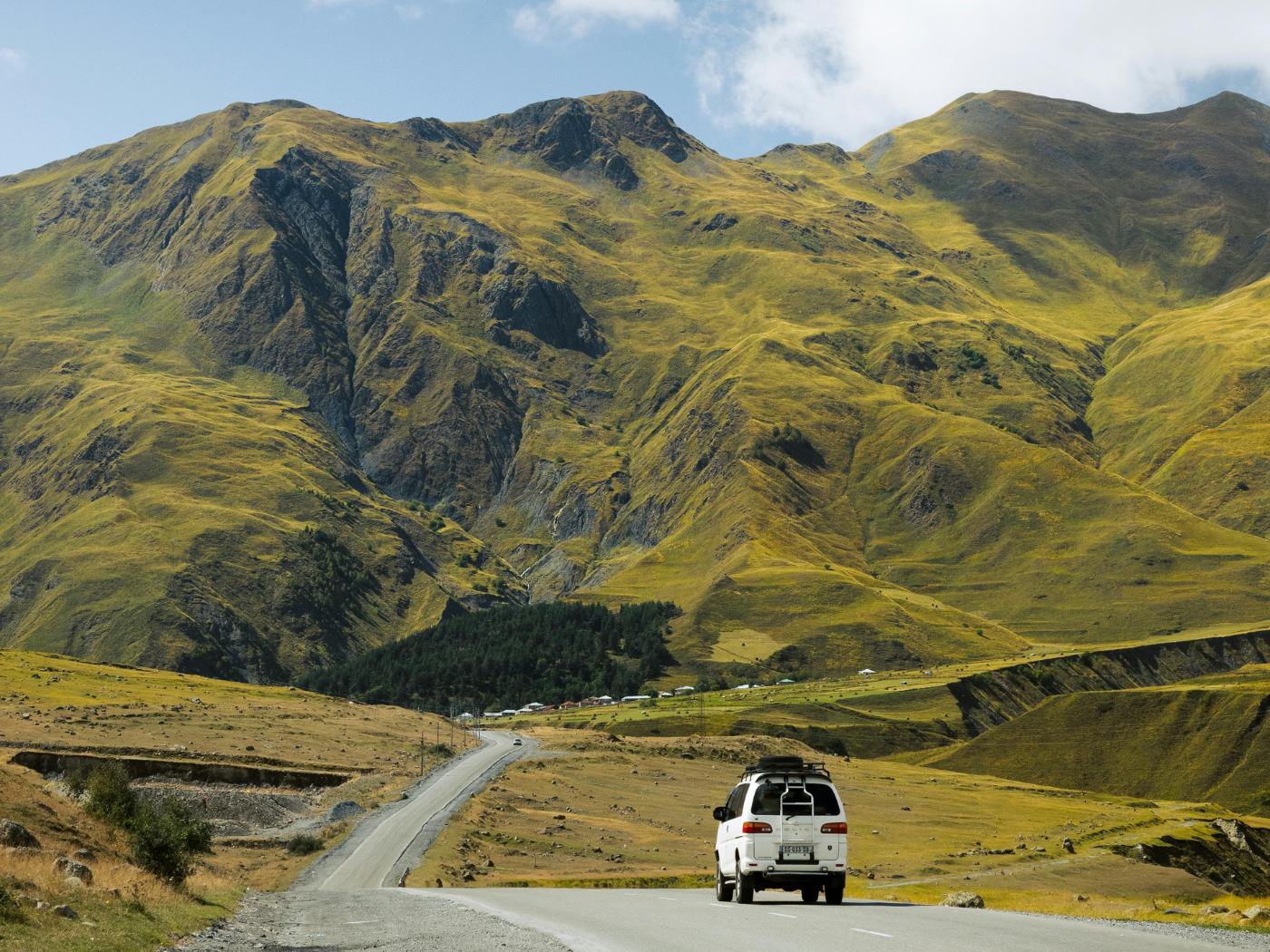 Un auto in viaggio. Foto da Shutterstock