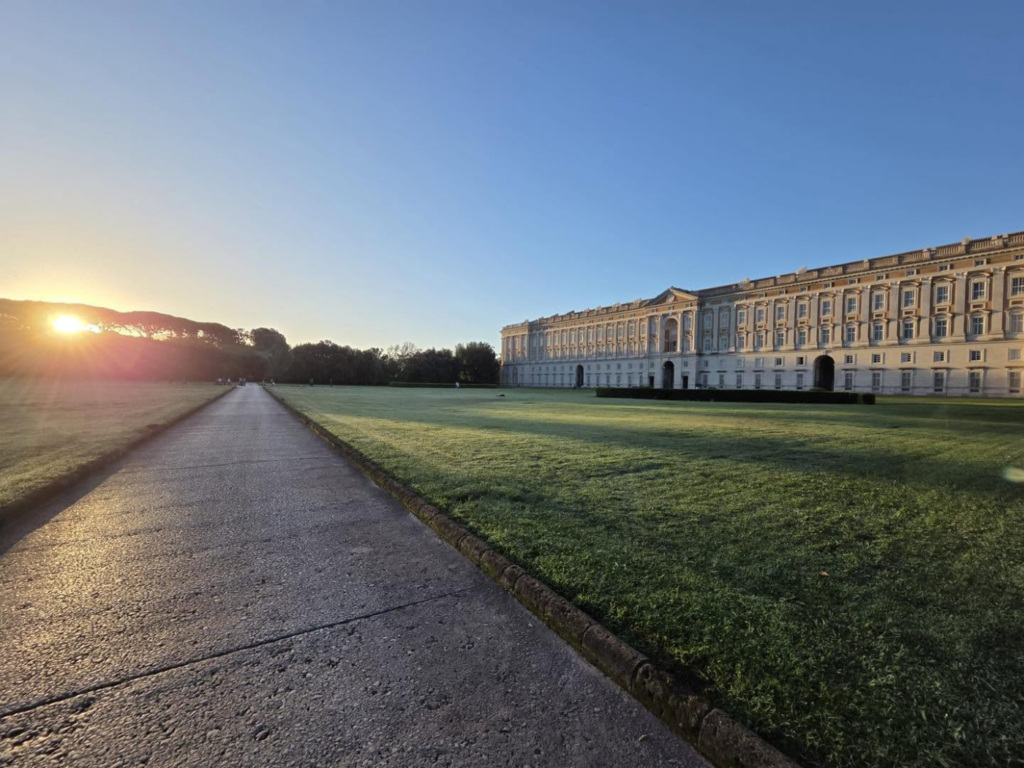 reggia-caserta-apertura-alba-agosto