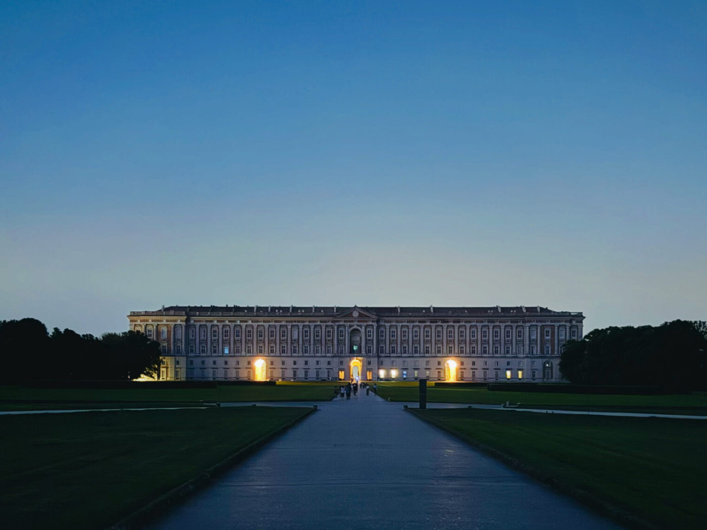 reggia-caserta-apertura-alba-agosto-parco-reale