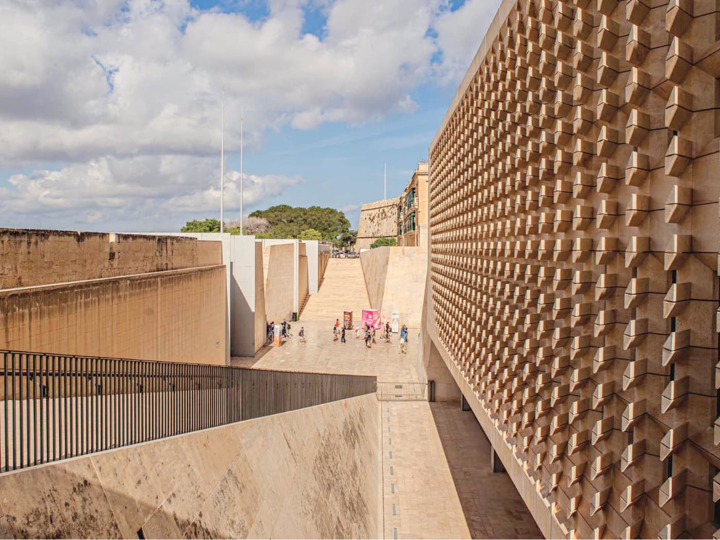 Il City Gate, progettato da Renzo Piano