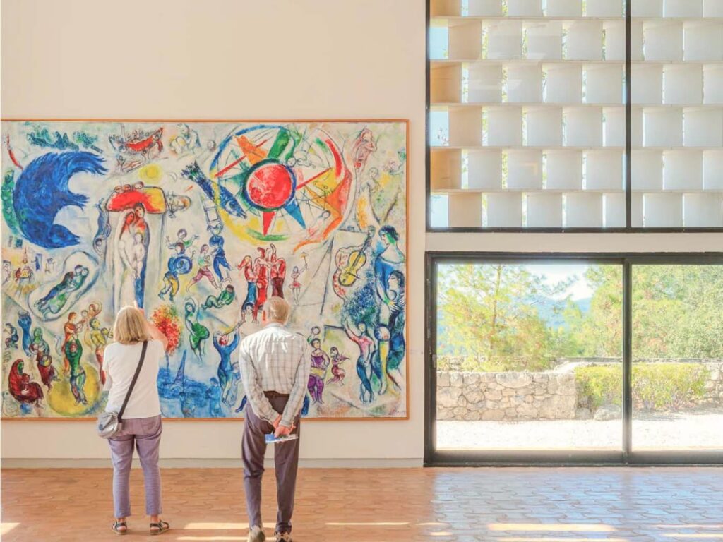 Visitatori ammirano opere di Marc Chagall alla Fondation Maeght