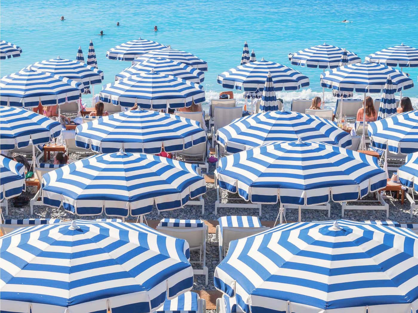 Bagni di sole al Ruhl Plage, beach club di Nizza.