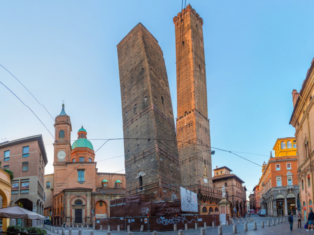 torri-pendenti-italia-oltre-pisa-bologna