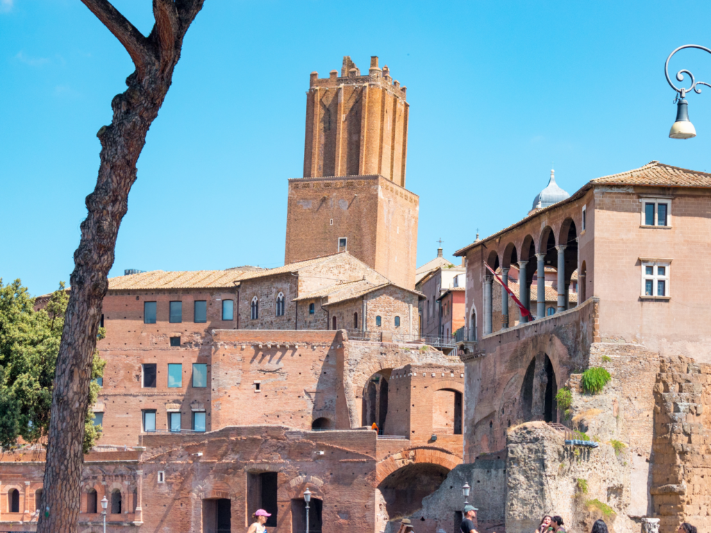 torri-pendenti-italia-oltre-pisa-roma