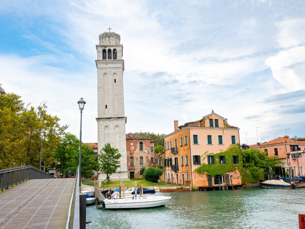 torri-pendenti-italia-oltre-pisa-san-pietro-castello-venezia