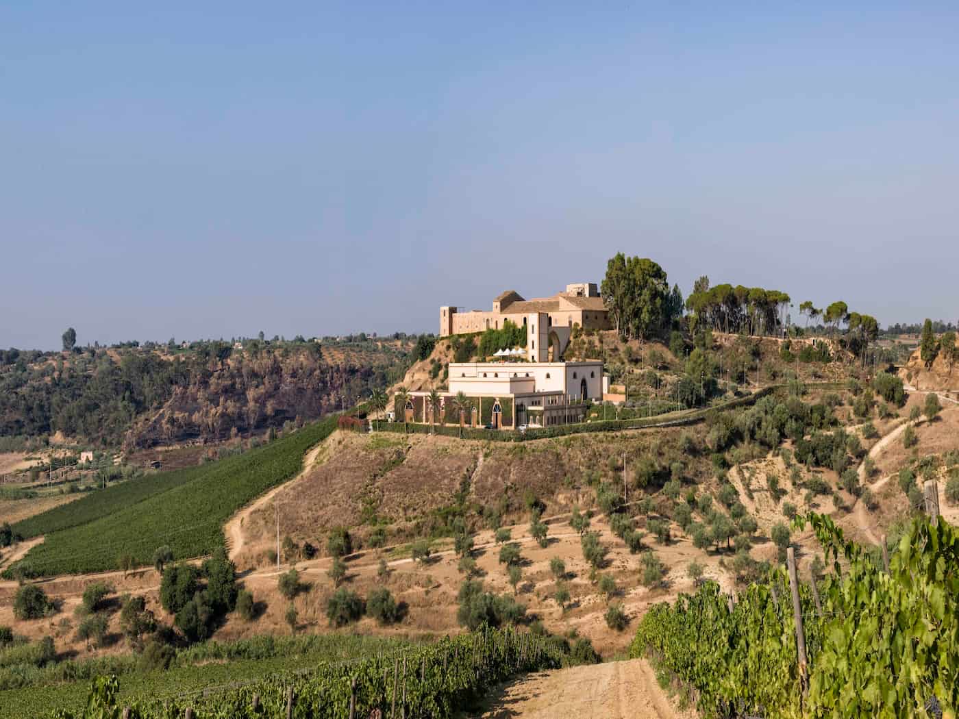 Nell'entroterra occidentale, tra archeologia, borghi e vigneti