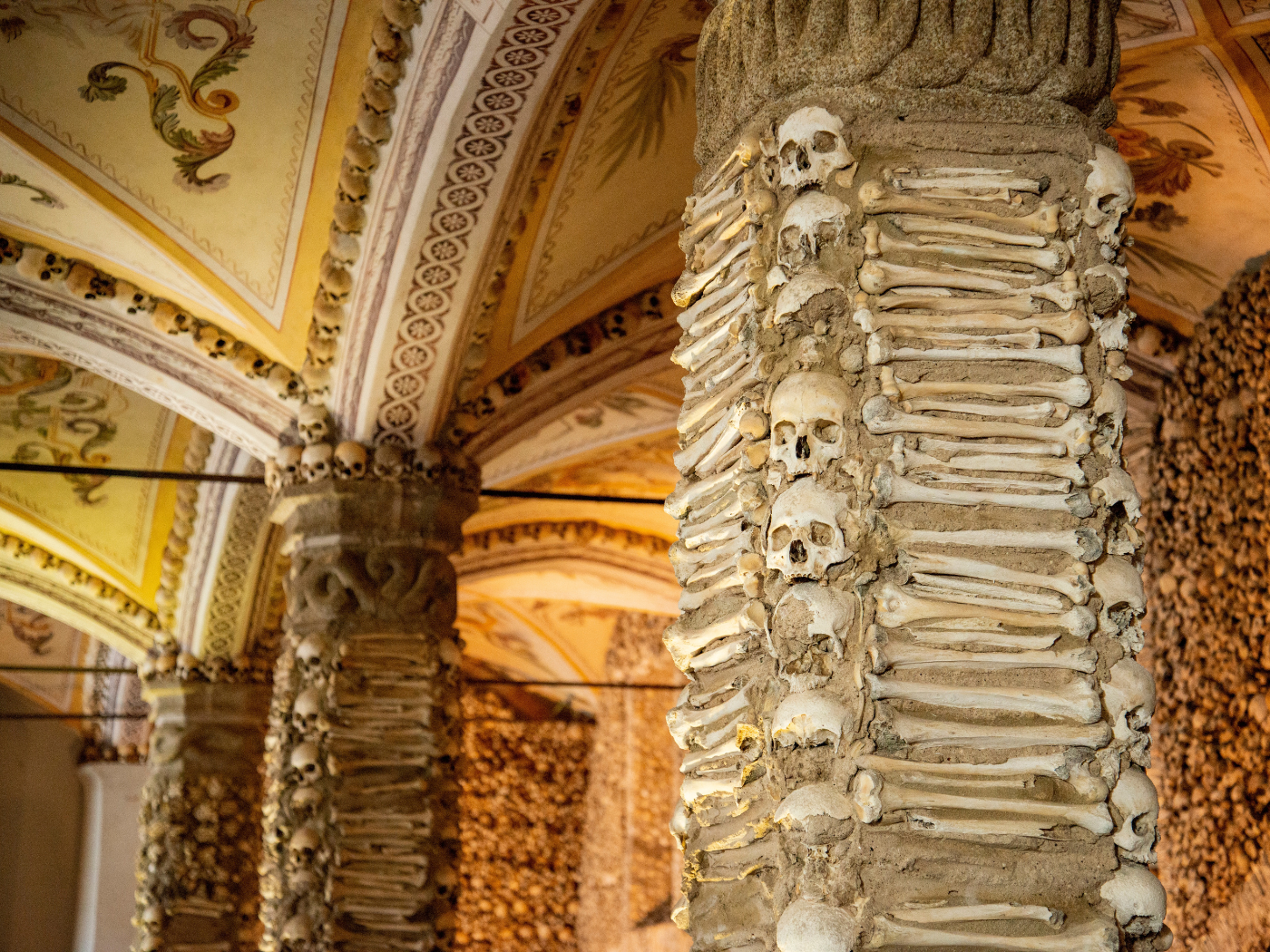 Évora, Portogallo: una cappella interamente rivestita di ossa