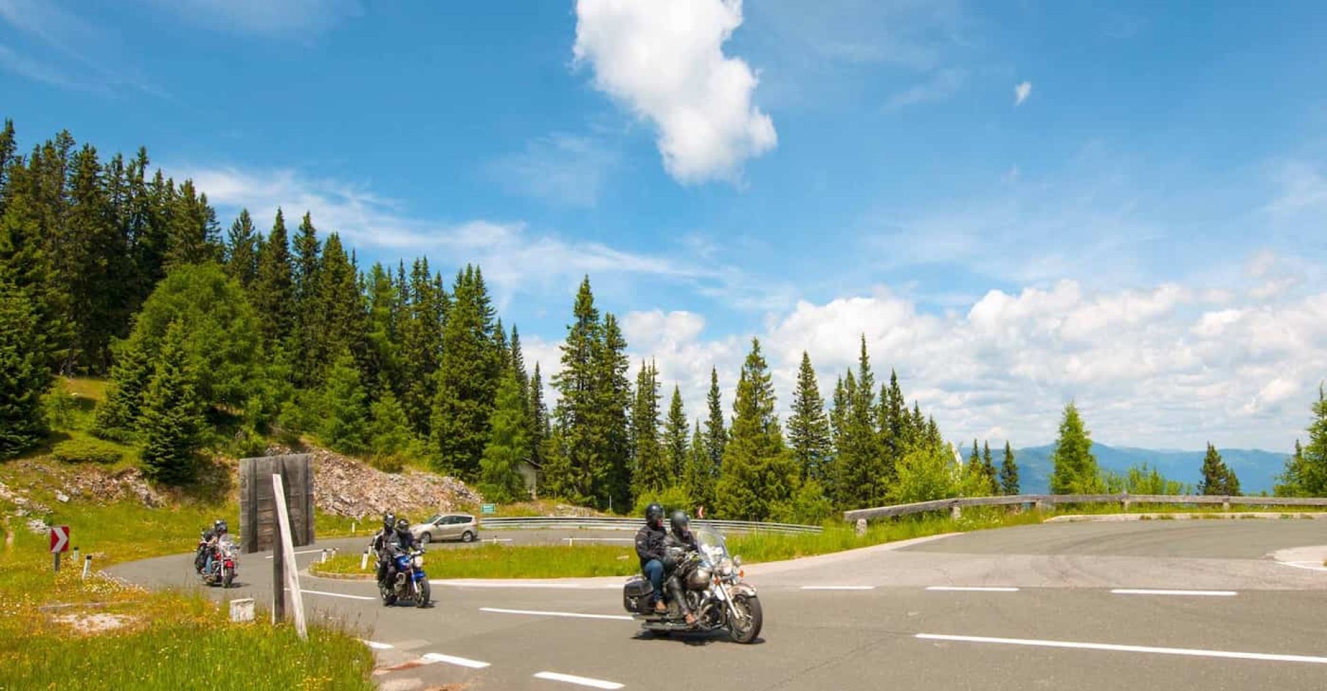 In moto sulla Deutsche
Alpenstraße, strada che attraversa
le Alpi nei dintorni di Villaco