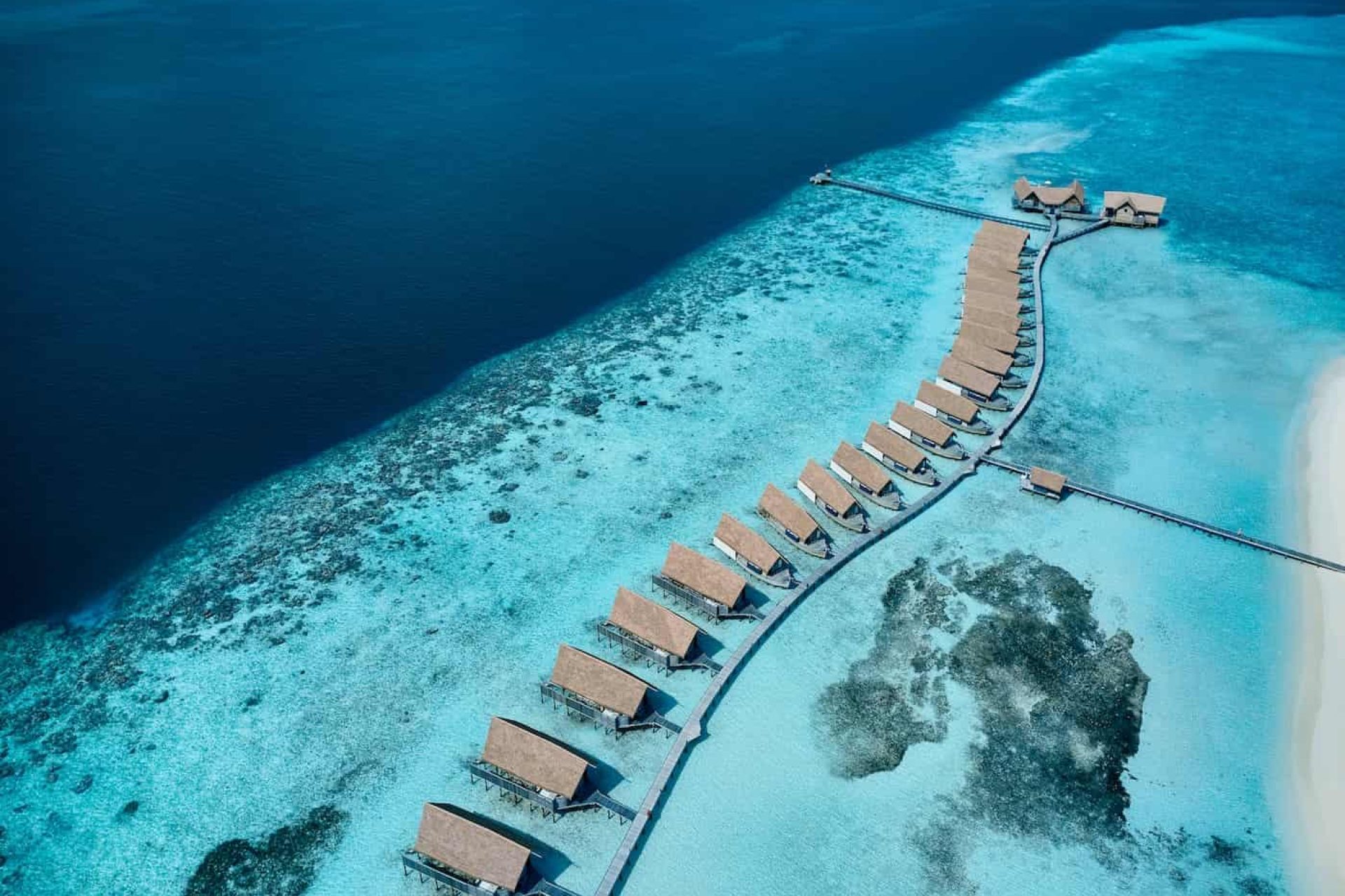 Le 33 Water Villas a Cocoa Island, a ridosso della barriera corallina