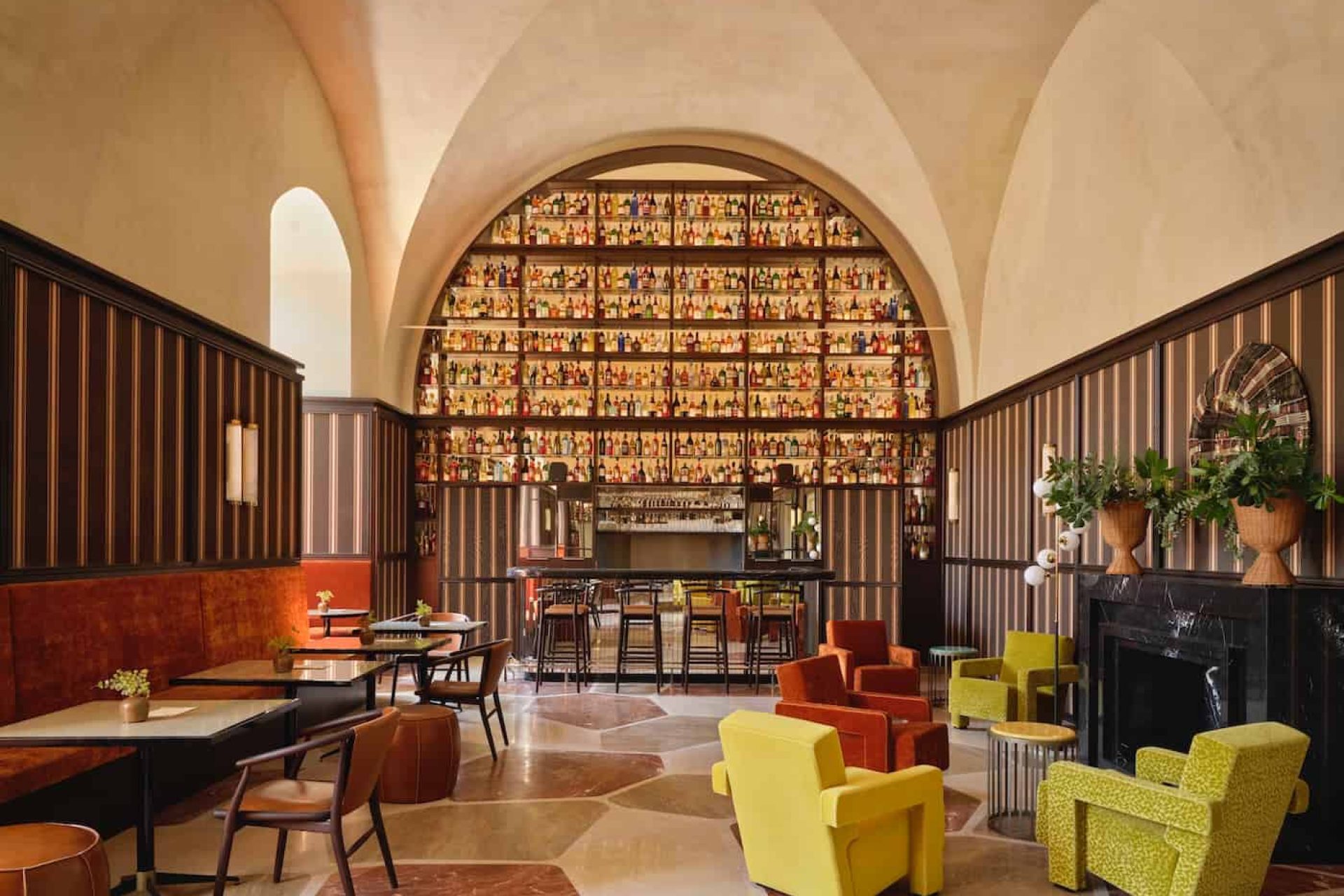 La scenografica bottigliera del Chiostro Bar