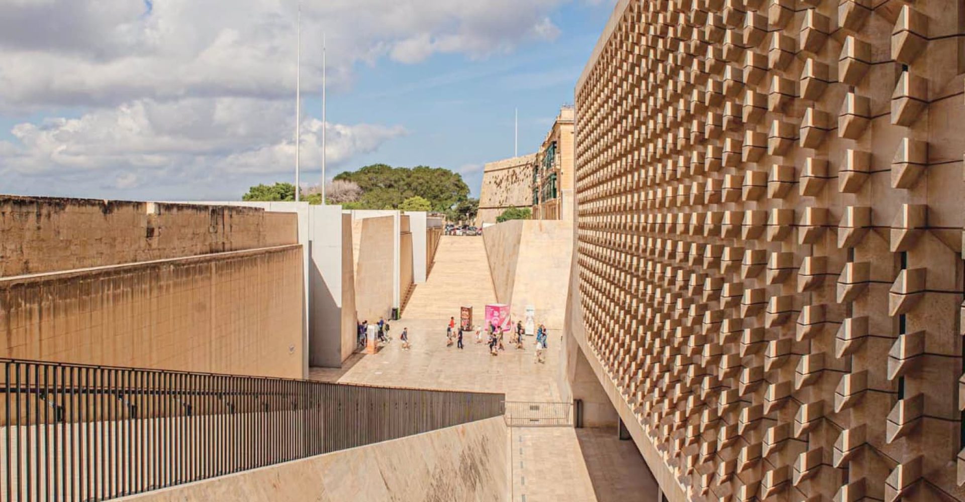 Il City Gate, progettato da Renzo Piano