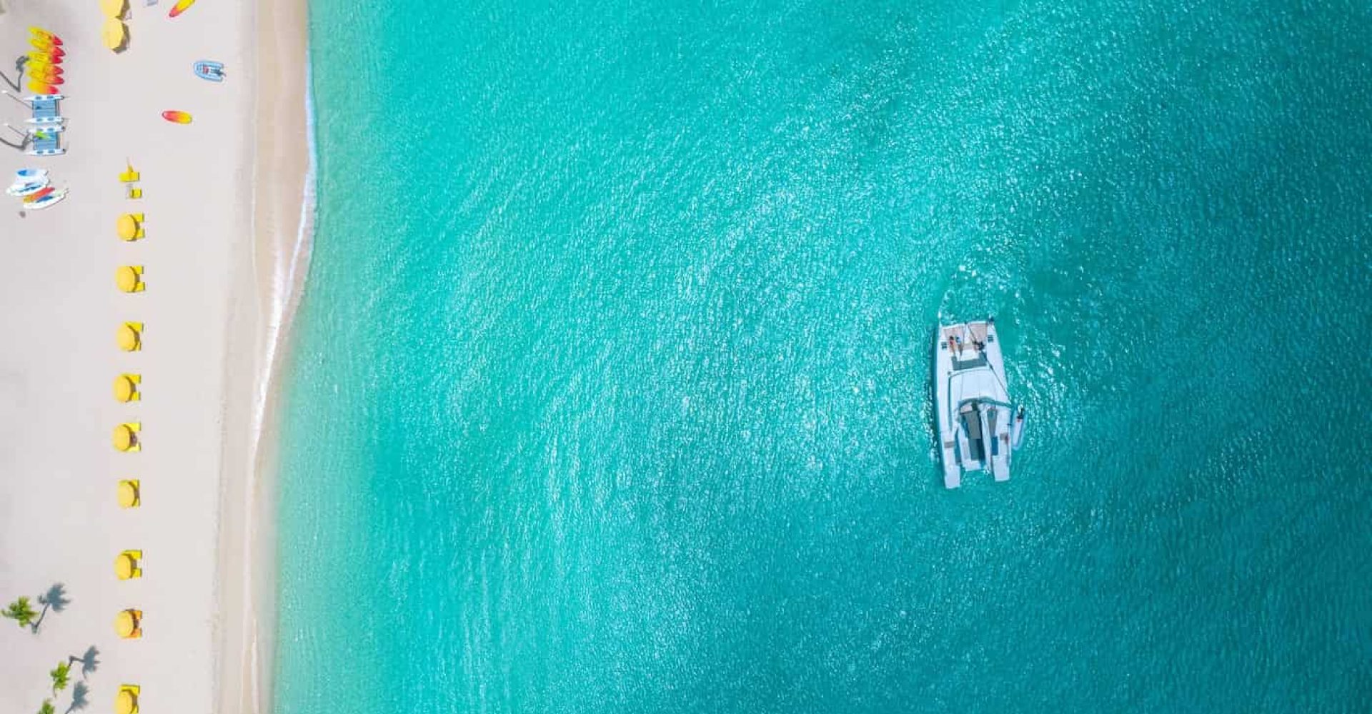 Uno scatto dal drone di Meads Bay, dove si trova il ristorante Leon’s