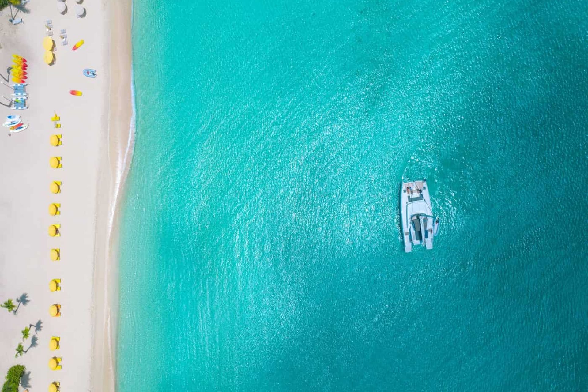 Uno scatto dal drone di Meads Bay, dove si trova il ristorante Leon’s